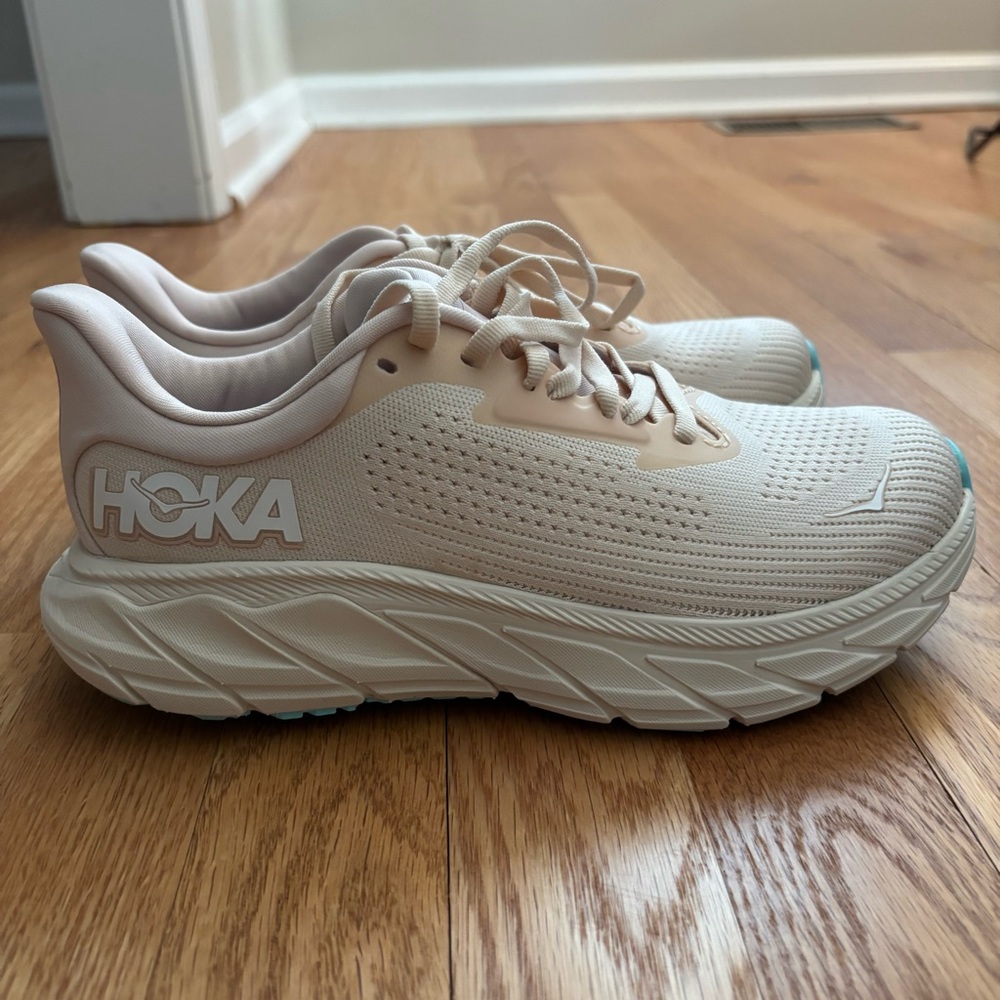NIB Hoka Arahi 7 Stability Shoe in Vanilla Cream Size 5.5 Wide
